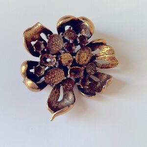 Vintage Floral Brooch/Pin. Round Shape. Gold Tone.